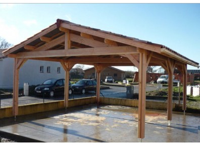 Un abri pour les autos avec toit deux pentes en bois